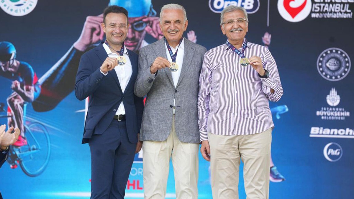 Başkan Yıldırım, Boğaz'da 2400 metrelik parkuru 29 dakikada yüzdü 