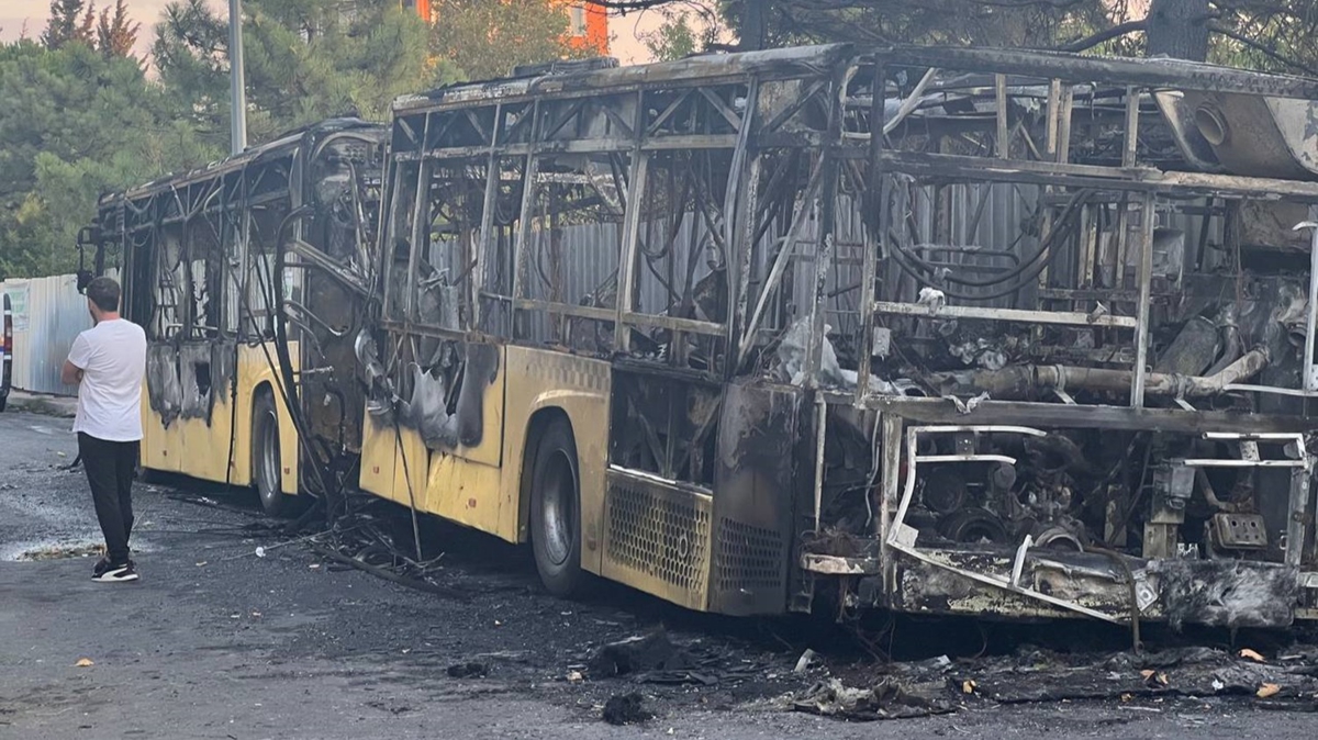 Büyükçekmece'de yanan İETT otobüsü kullanılamaz hale geldi 