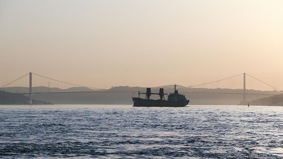 stanbul Boaz'nda gemi geileri askya alnd
