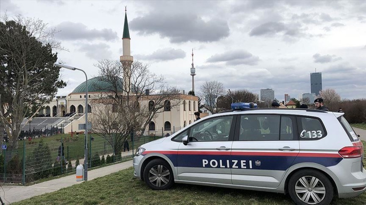 Camiye alak saldr! Girie kesik domuz kafas braktlar