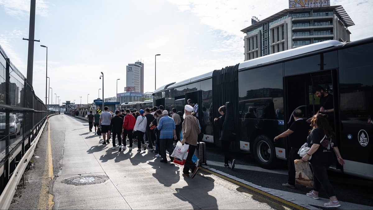 Bir İBB klasiği: Arızalanan metrobüsün yolcuları durağa yürümek zorunda kaldı