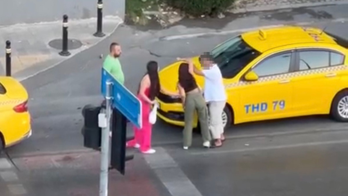 İstanbul'da taksici ve kadın müşterilerin tekmeli kavgası