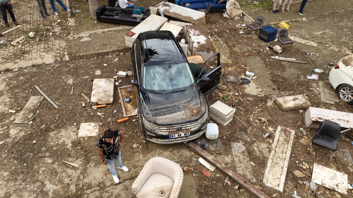 stanbul'da meydana gelen sel felaketinin izleri siliniyor