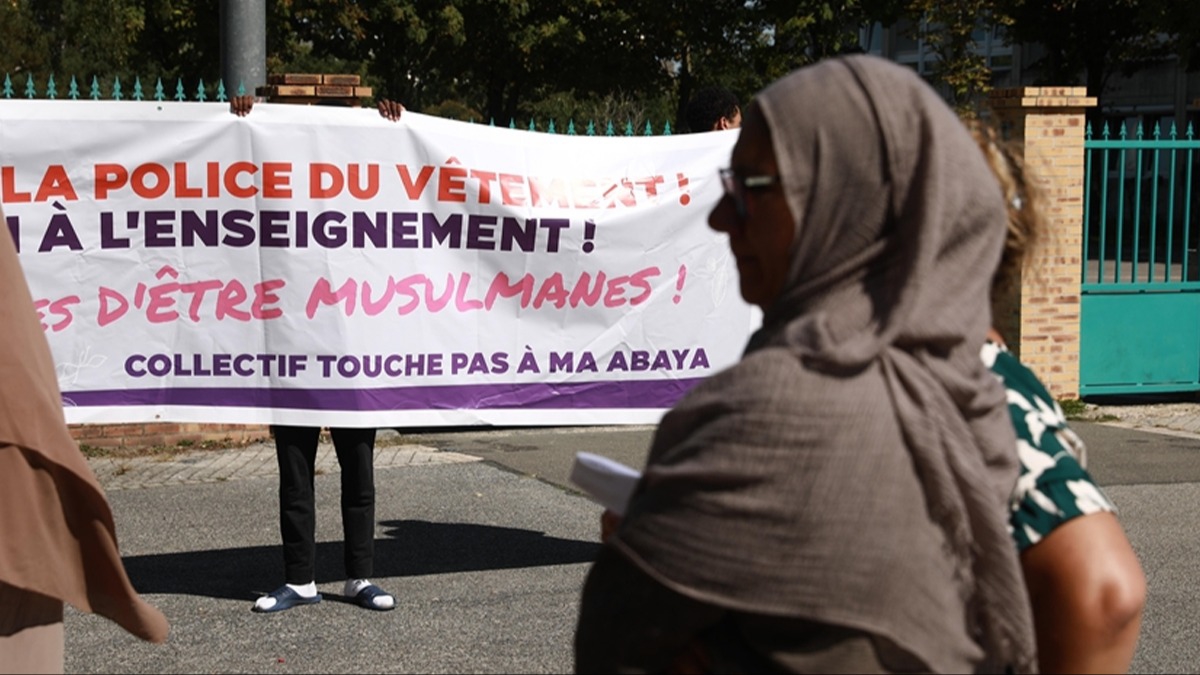 Fransa'da sendikalar, okullardaki abaya yasan Dantay'a tad
