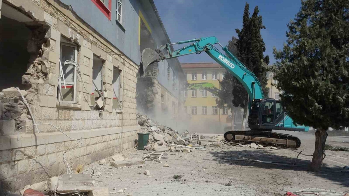 Kilis'te ar hasarl okullarn ykmna baland 