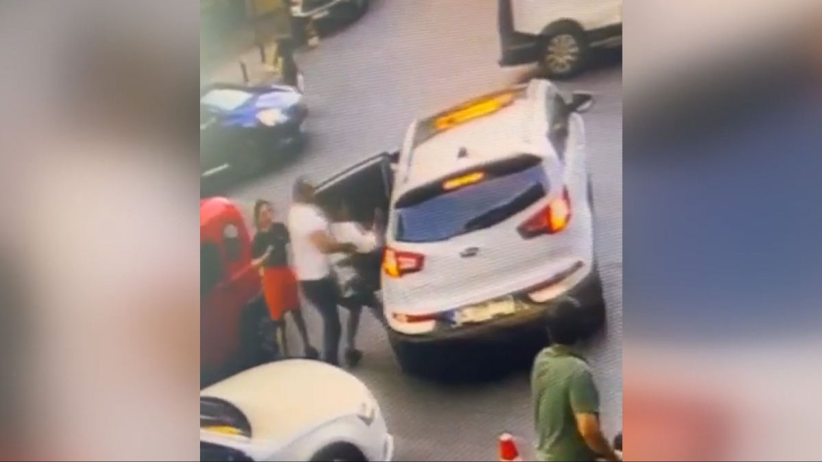Gaziosmanpaa'da bir kadn araca bindirilerek karld: O anlar kameraya yansd