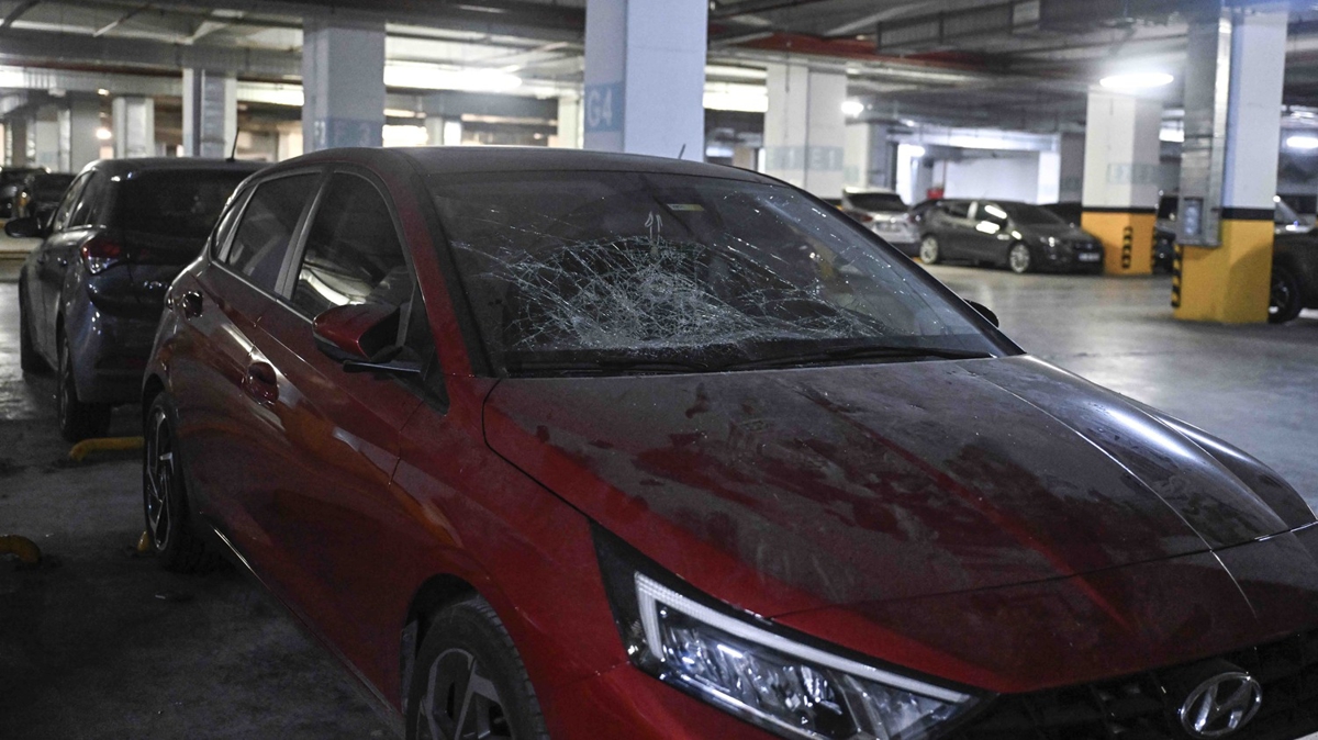 İSPARK otoparkında 20 araca zarar verildi! Vatandaşlar İBB'ye tepki gösterdi