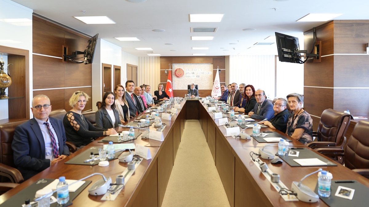 Bakan Göktaş, SERÇEV yöneticileri ve Ankara Engelliler Meclisi Komisyon Üyelerini kabul etti 
