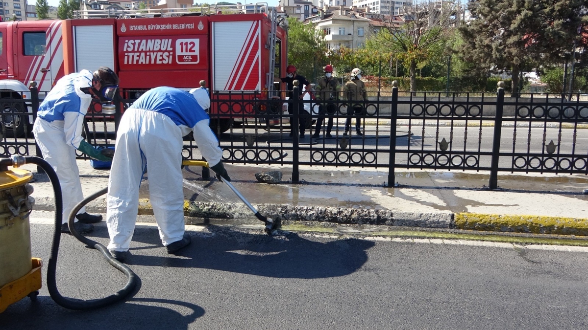 Pendik'te bir cadde kimyasal sv szmas nedeniyle trafie kapatld