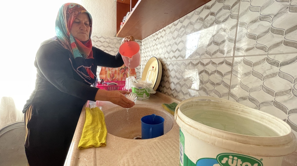 Abonelik var, su yok! Antalya Bykehir Belediyesi vatanda bidona mahkum etti