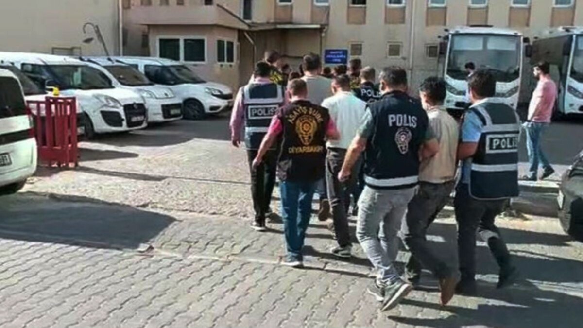 Petrol hrszlarna Sondaj Operasyonu! 8 pheli gzaltna alnd