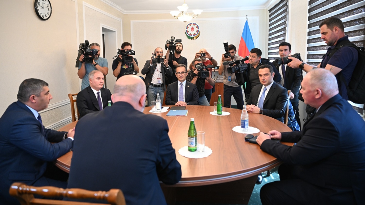Karaba'da kritik grme! Azerbaycanl yetkililer ile Ermeni temsilciler bir araya geldi
