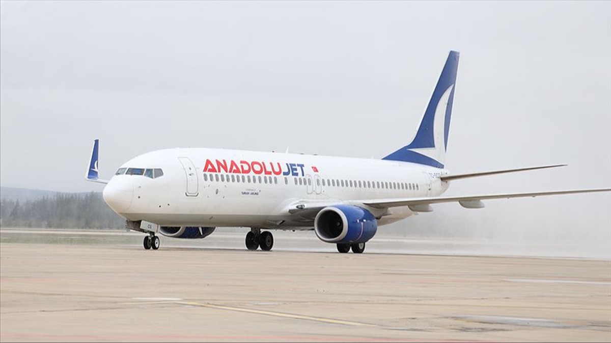 AnadoluJet uçağı iniş sonrası taksi yolu dışına çıktı