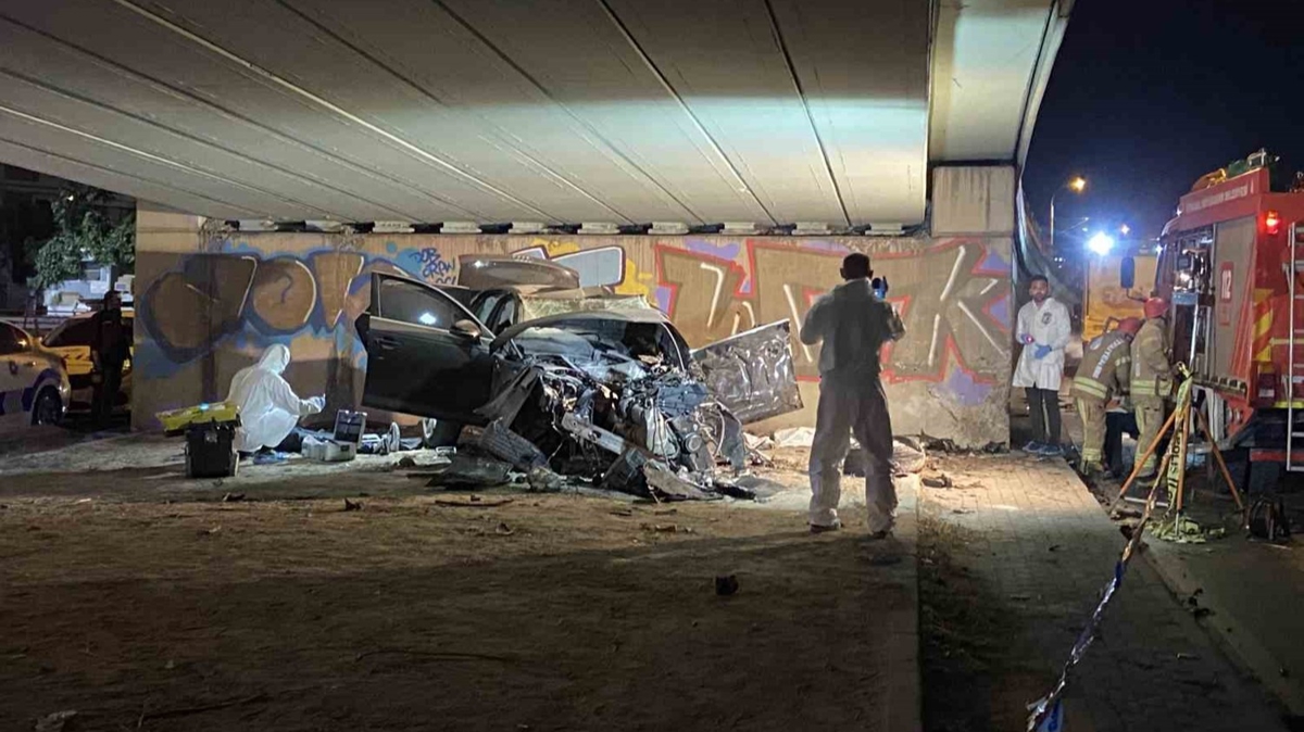 Bahelievler'de feci kaza! Hurdaya dnen otomobilde 4 kii ld