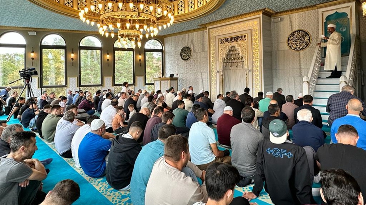 Diyanet leri Bakan Erba Zrih'te cuma namazn kldrd