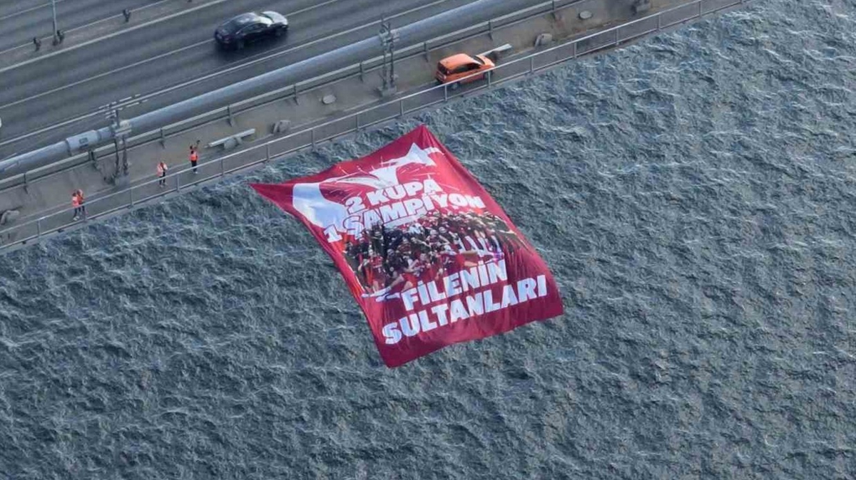 Filenin Sultanları'nın şampiyonluk bayrağı boğazdaki köprülere asıldı