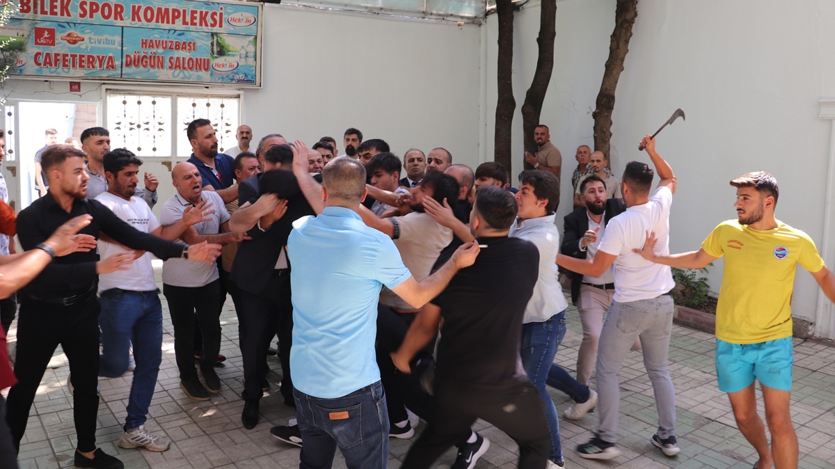 CHP kongresi ringe döndü! Sandalyeler havada uçuştu... Gözaltına alınanlar var