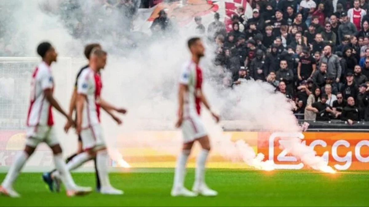 Ajax - Feyenoord maçı tatil edildi