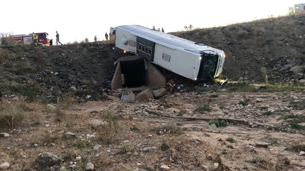Erzurum'da yolcu otobüsü şarampole devrildi: 3 ölü
