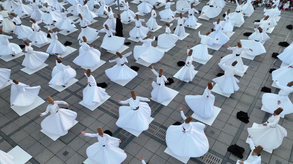 Mevlana'nn huzurunda 250 semazen ayn anda sema icra etti 