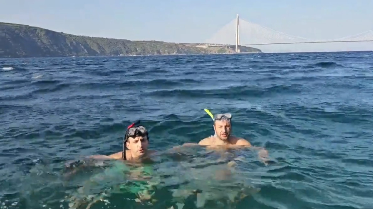 Sosyal medya hesabndan paylat... Seluk Bayraktar stanbul Boaz'n yzerek geti