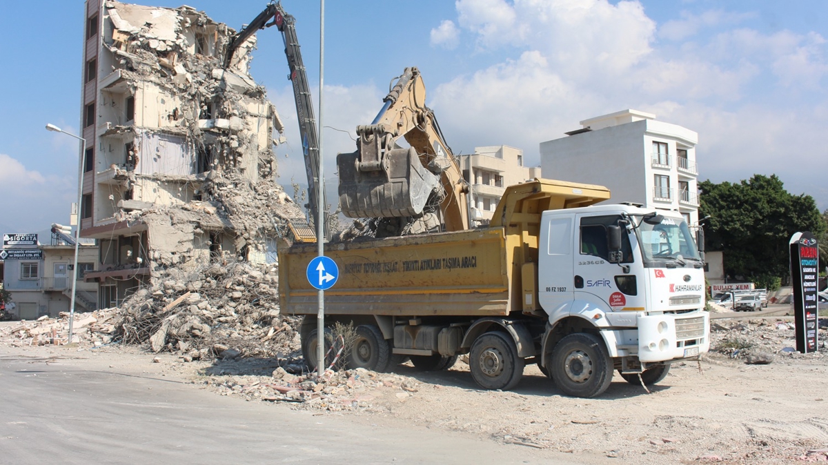 skenderun'da bina ykm ve enkaz kaldrma almalar sryor