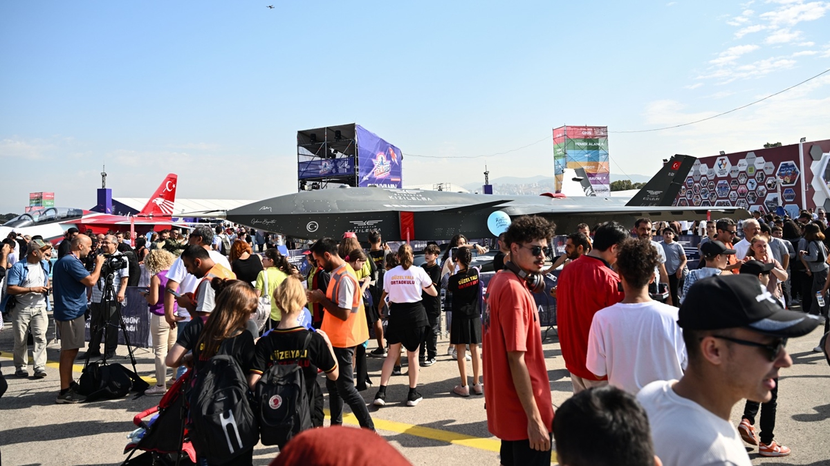 TEKNOFEST zmir, kaplarn at! Yzbinler ili Havaliman'na akn ediyor