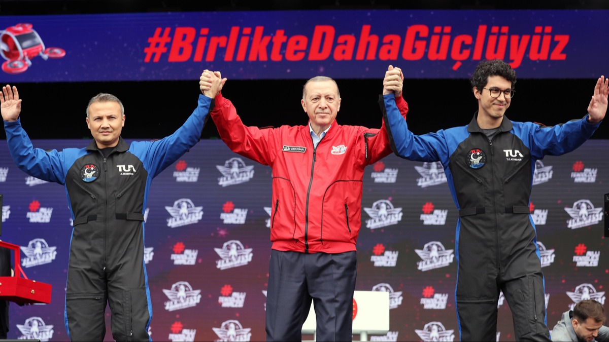 Cumhurbakan Erdoan hediye etmiti... Trkiye'nin ilk uzay yolcularnn bavullarnda yer alacak