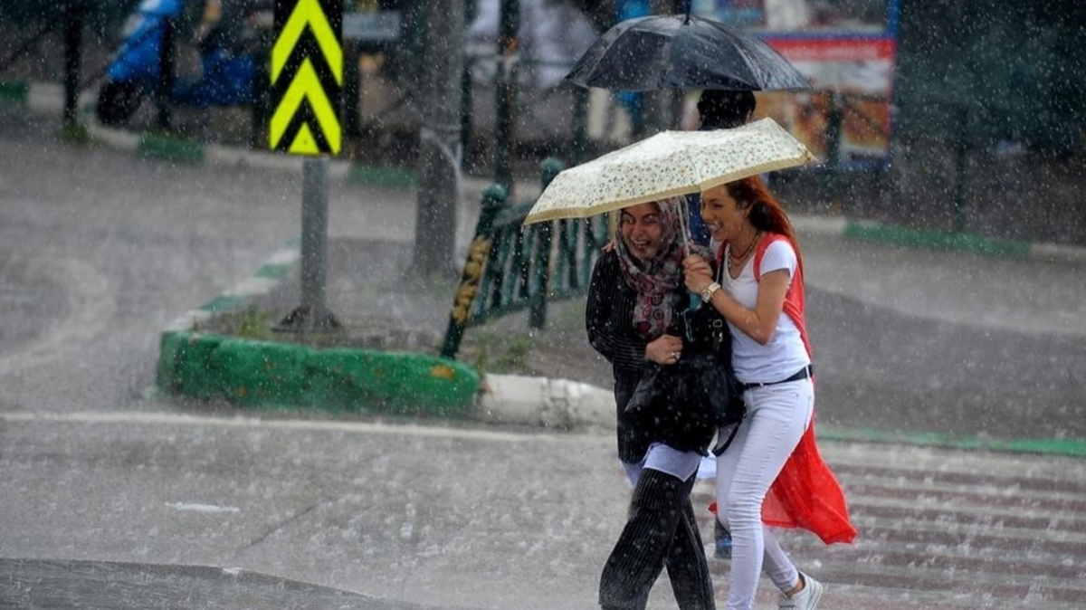 stanbul'un baz blgeleri saanak yamura teslim oldu
