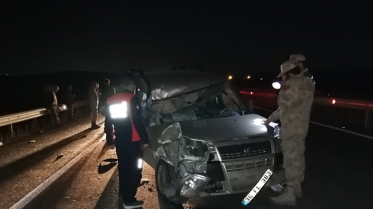 Kars'ta otomobil ile  traktr arpt: 2 kii yaraland