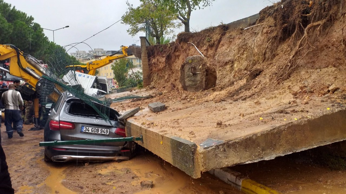 stanbul'da istinat duvar aralarn zerine kt