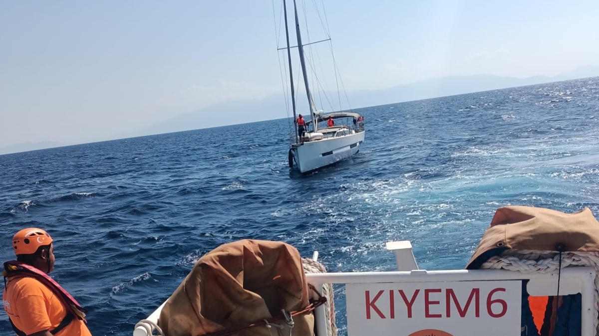 Bodrum açıklarında sürüklenen teknedeki 2 kişi kurtarıldı 