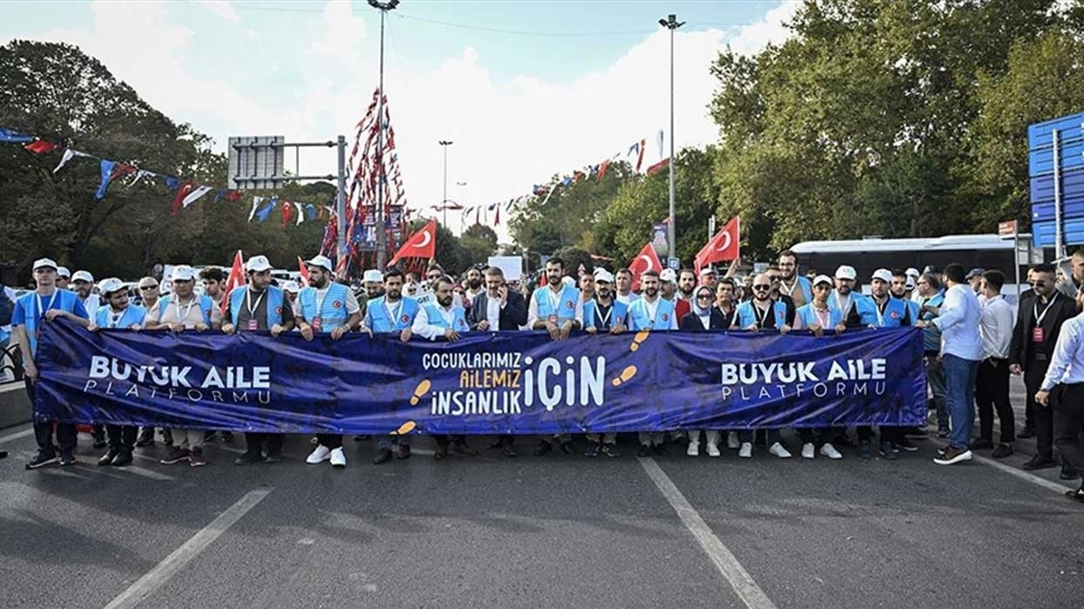 Byk Aile Platformundan LGBT rgtlerinin kapatlmas iin TBMM'ye dileke 