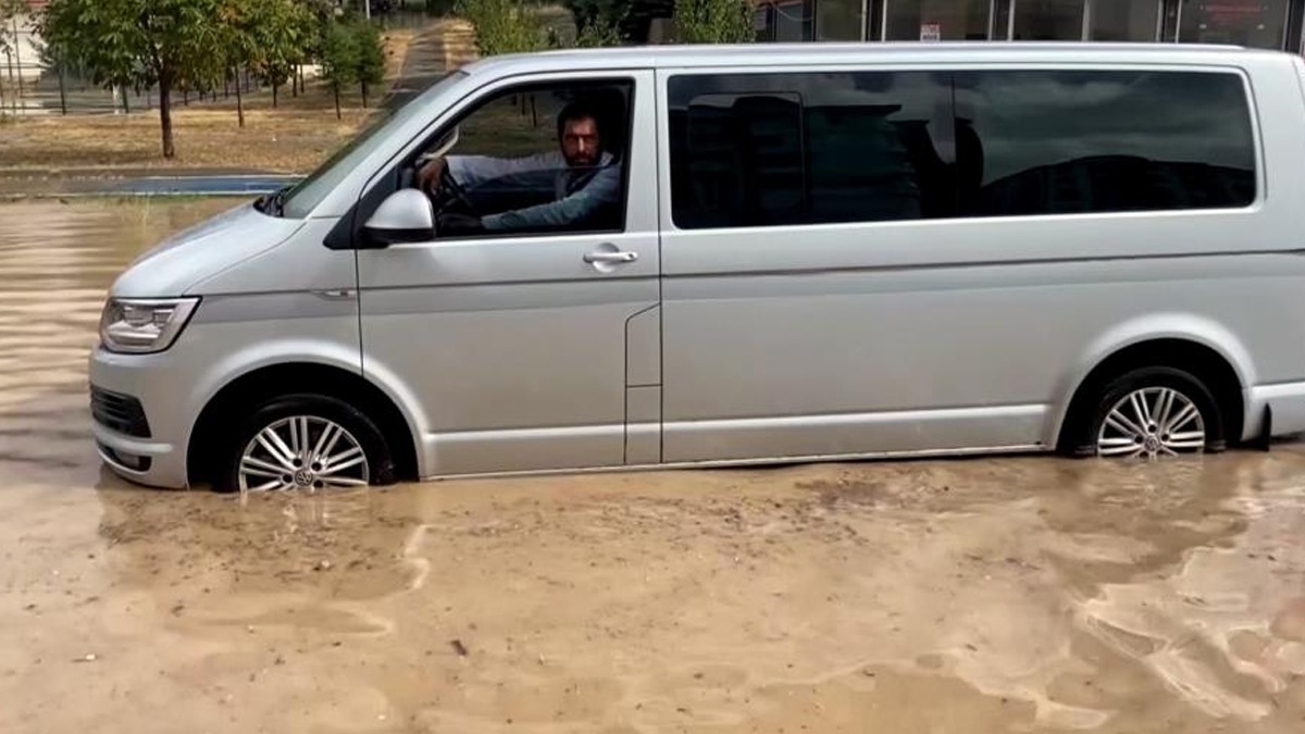 Sağanak Yozgat'ı vurdu! Yollar göle döndü 