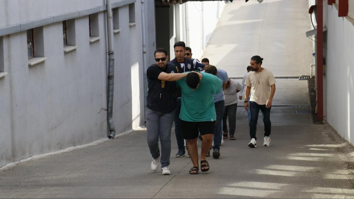''Siber hırsızlara'' operasyon! 4 zanlıdan 3'ü tutuklandı