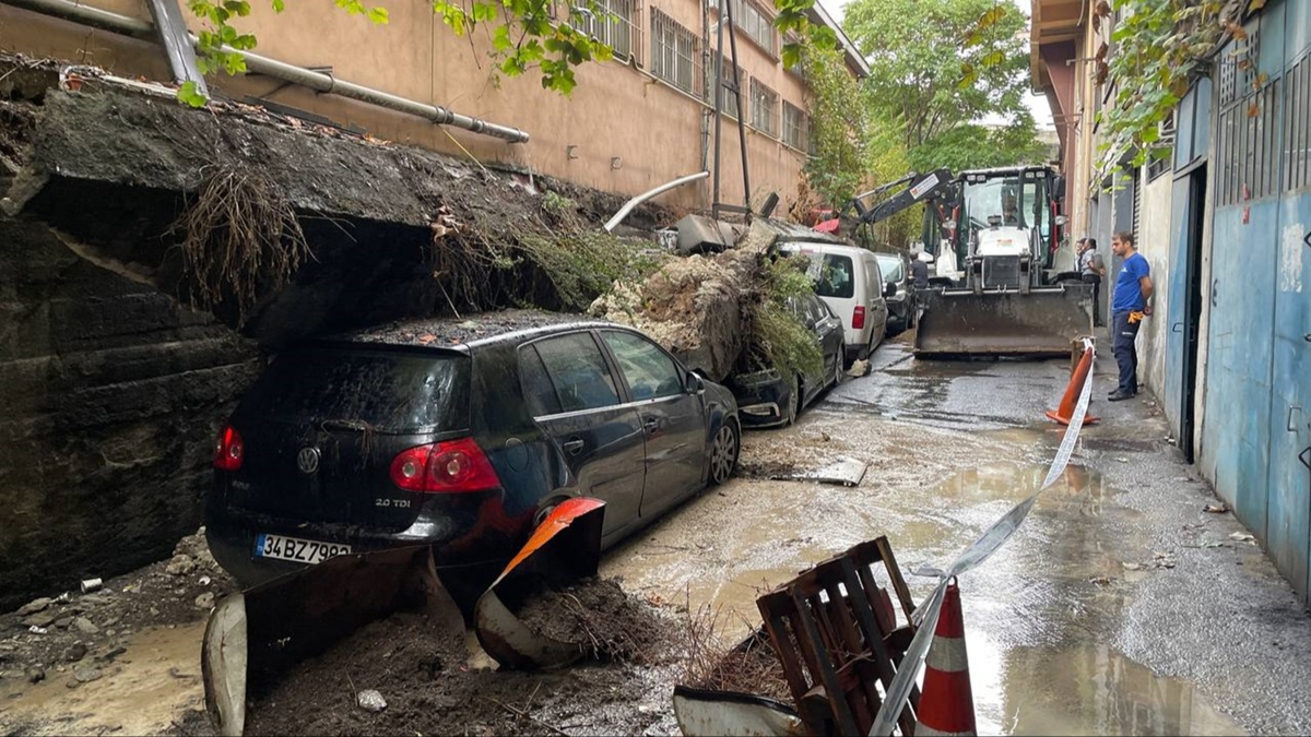 İstinat duvarı park halindeki 4 aracın üzerine çöktü