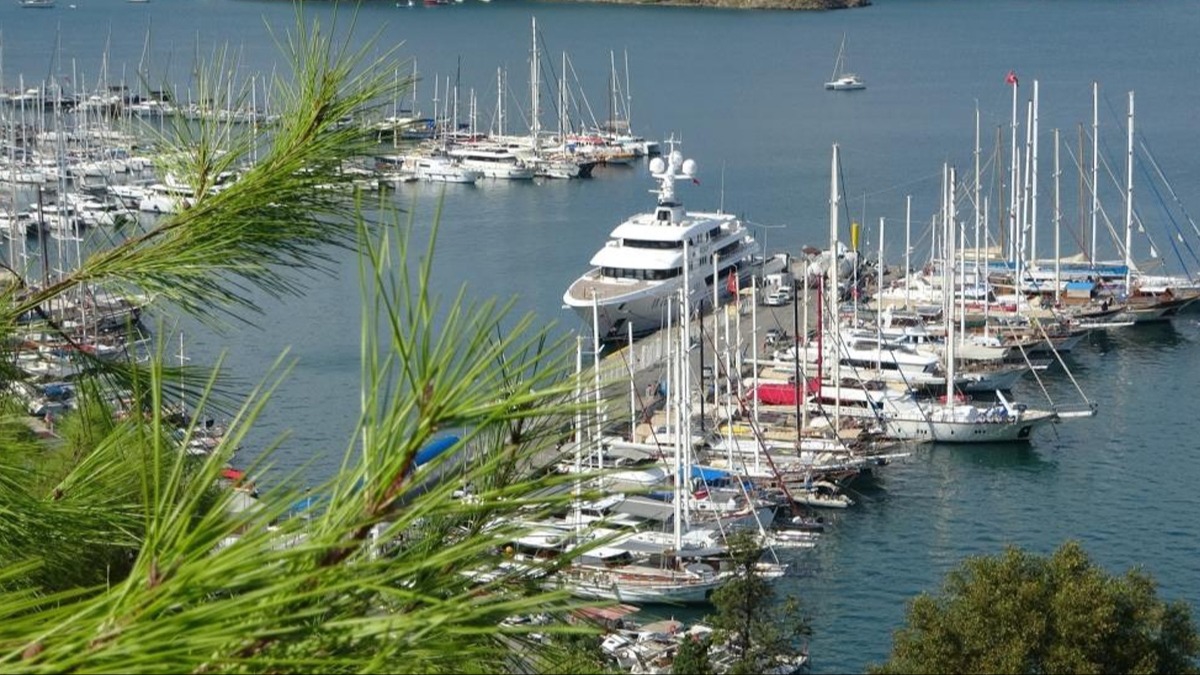 Rus milyarderin lks yat Fethiye'ye demirledi