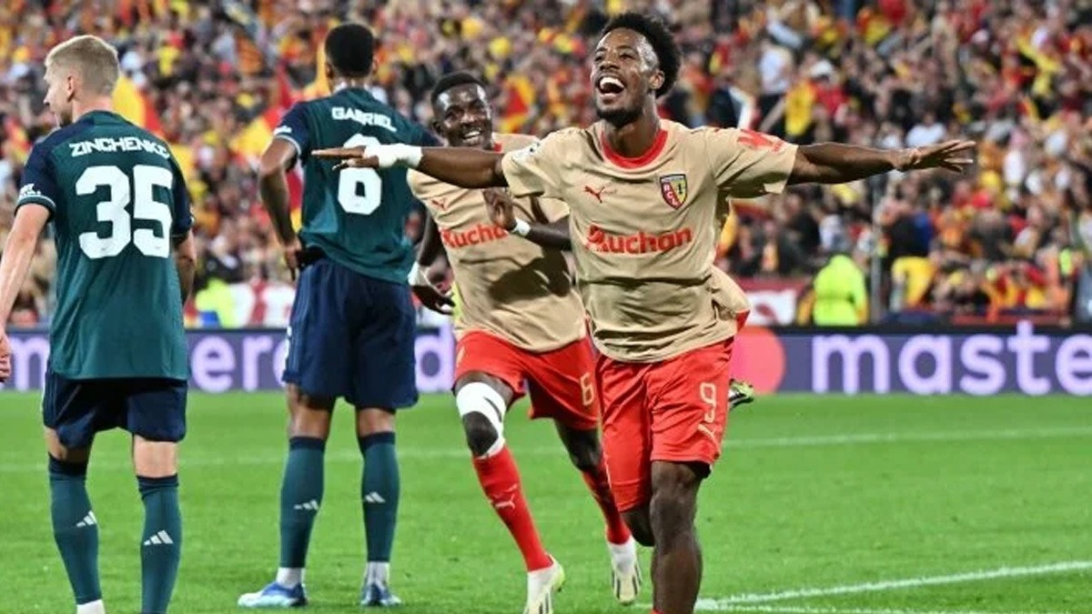 Lens, sahasnda Arsenal'i devirdi