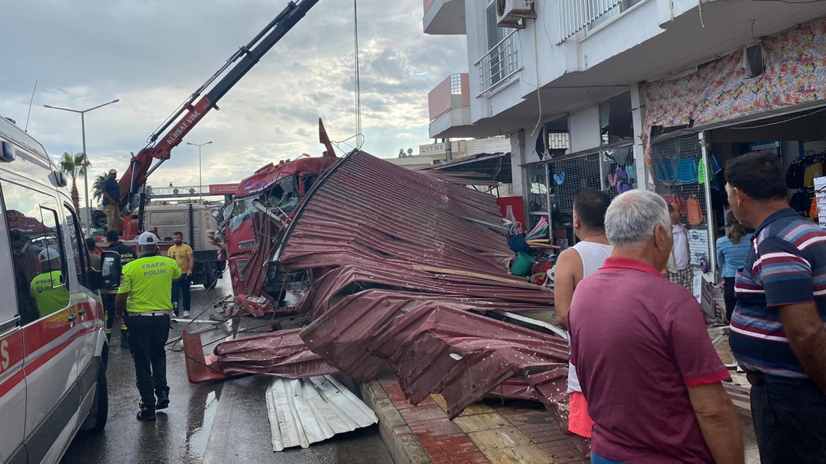 Mersin'de korkutan olay! Tr maazaya girdi: 7 yaral