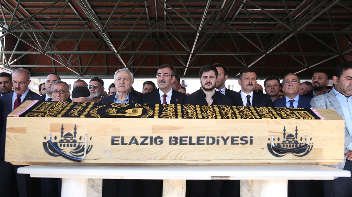 Eski AK Parti Milletvekili ztrk dualarla son yolculuuna uurland