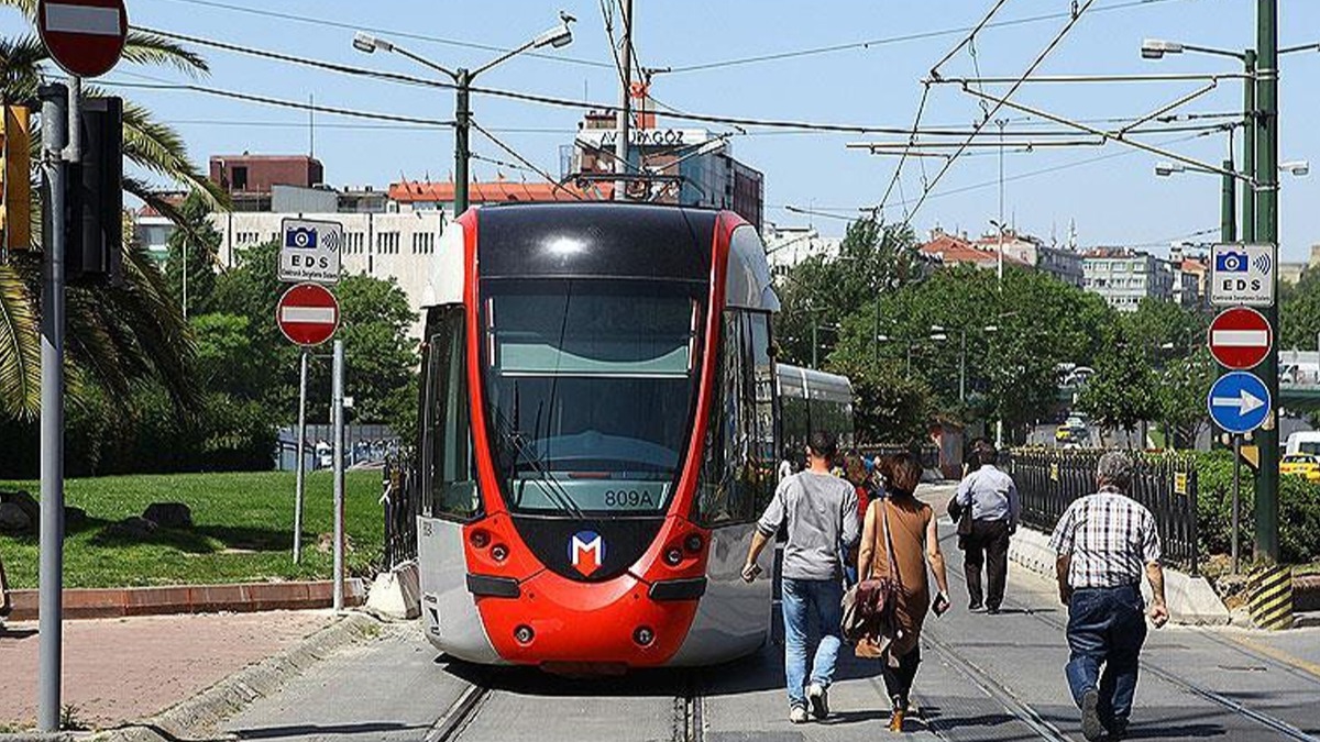 stanbullunun ilesi bitmiyor! Tramvay arzaland, yolcular metrelerce yrd