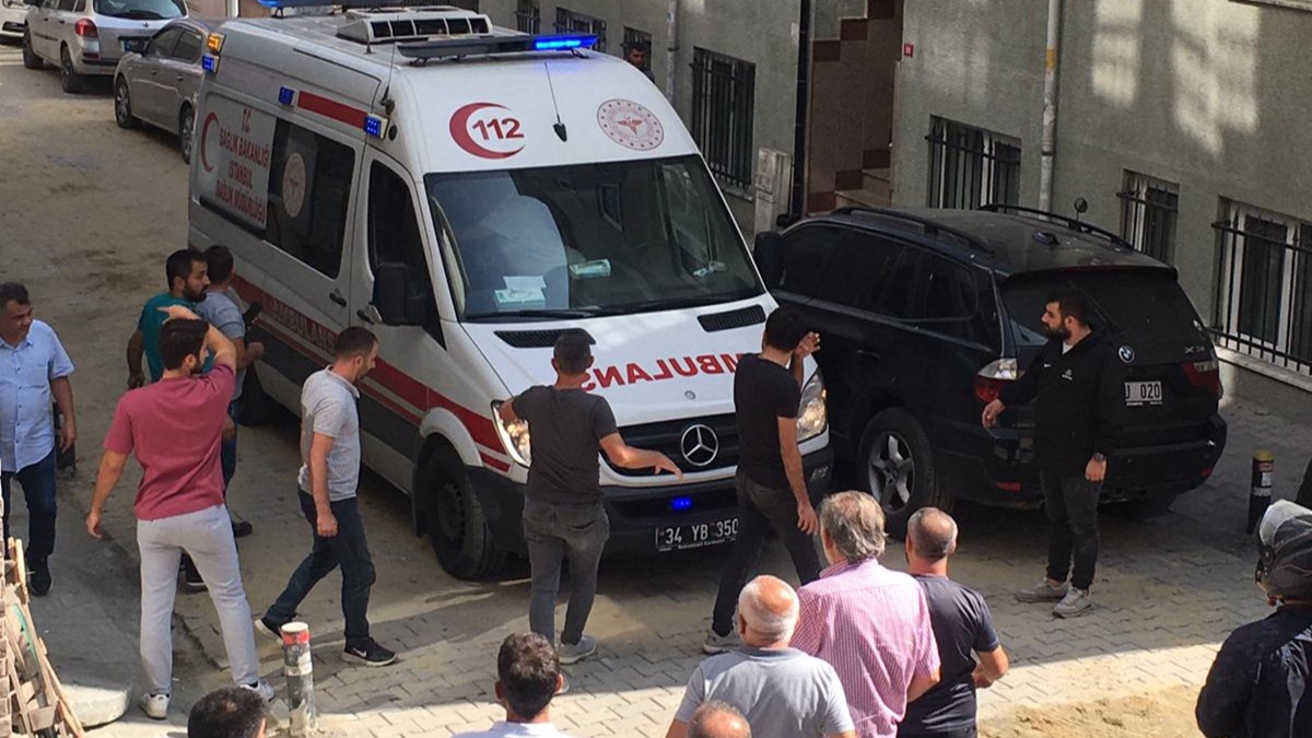 Bakrky'de krlan beton bloun altnda kalak ii hayatn kaybetti