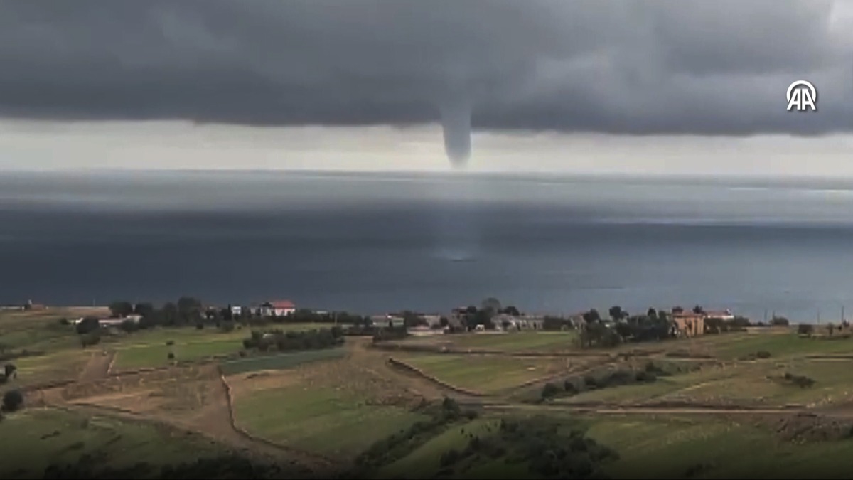 Karadeniz'de korkutan hortum! Panik halinde byle grntlediler