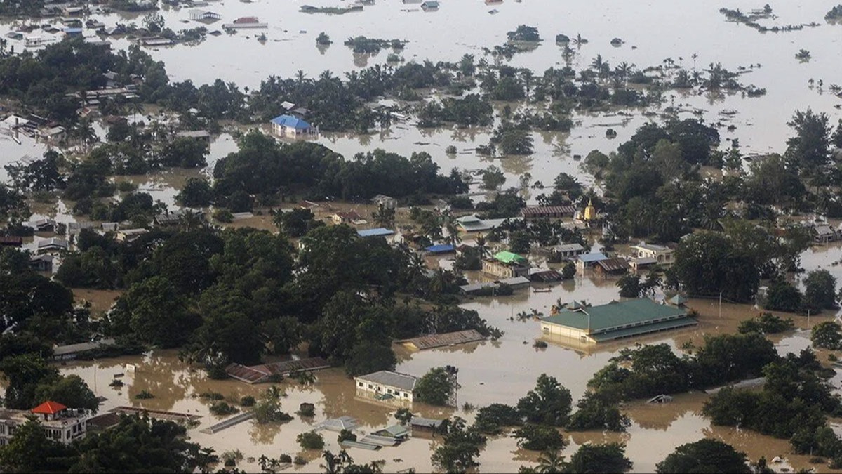 Myanmar'da seller 10 bin kiiyi yerinden etti