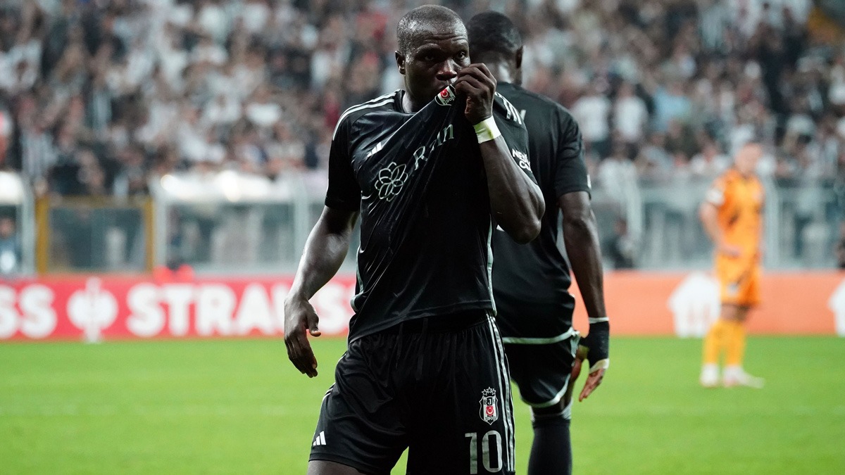 Aboubakar i�ine bak�yor