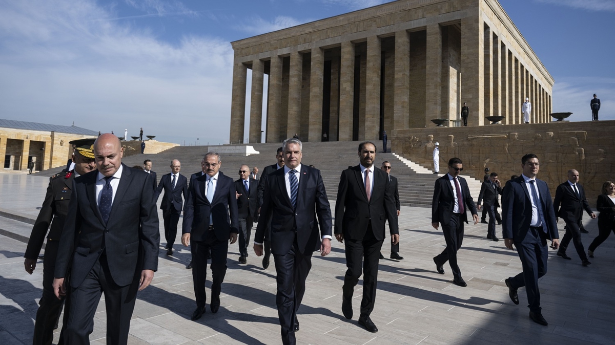 Avusturya Babakan Nehammer, Antkabir'de