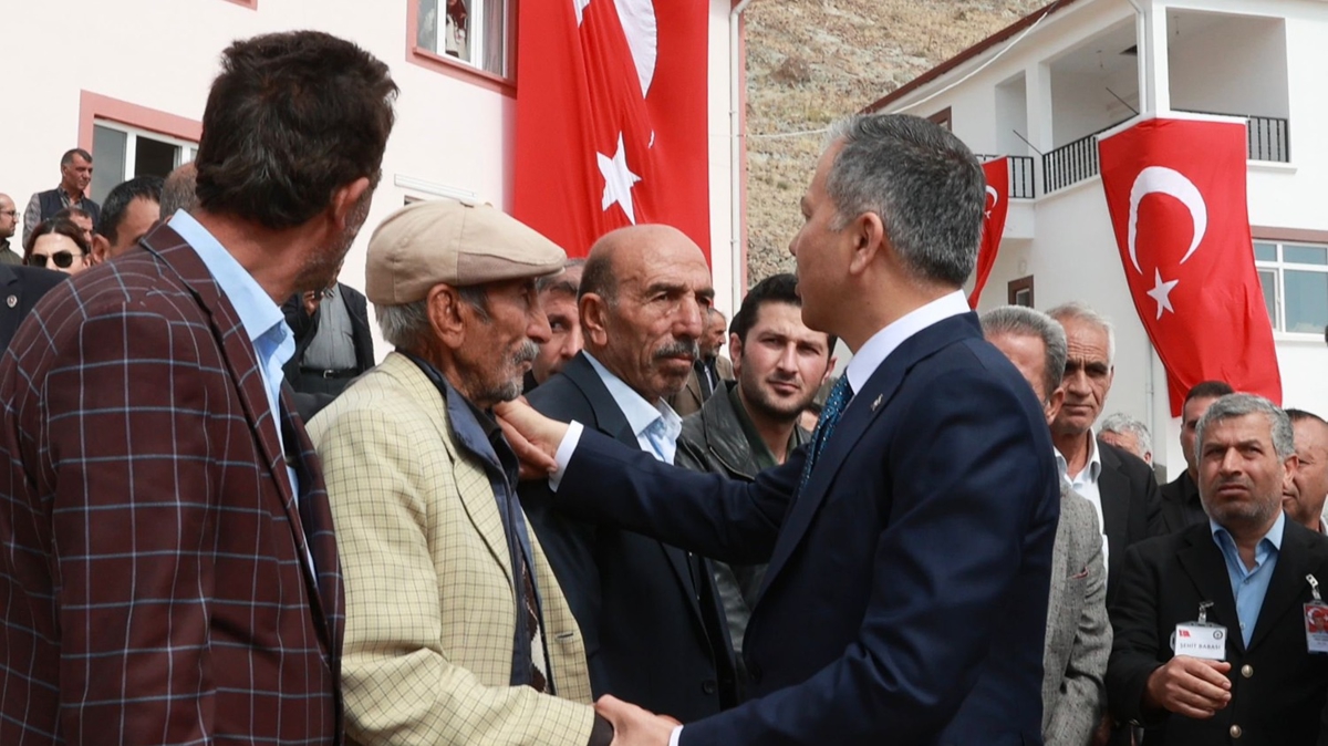 Bakan Yerlikaya, Büyükçekmece'de şehit olan polis memuru Cihat Ermiş'in ailesini ziyaret etti