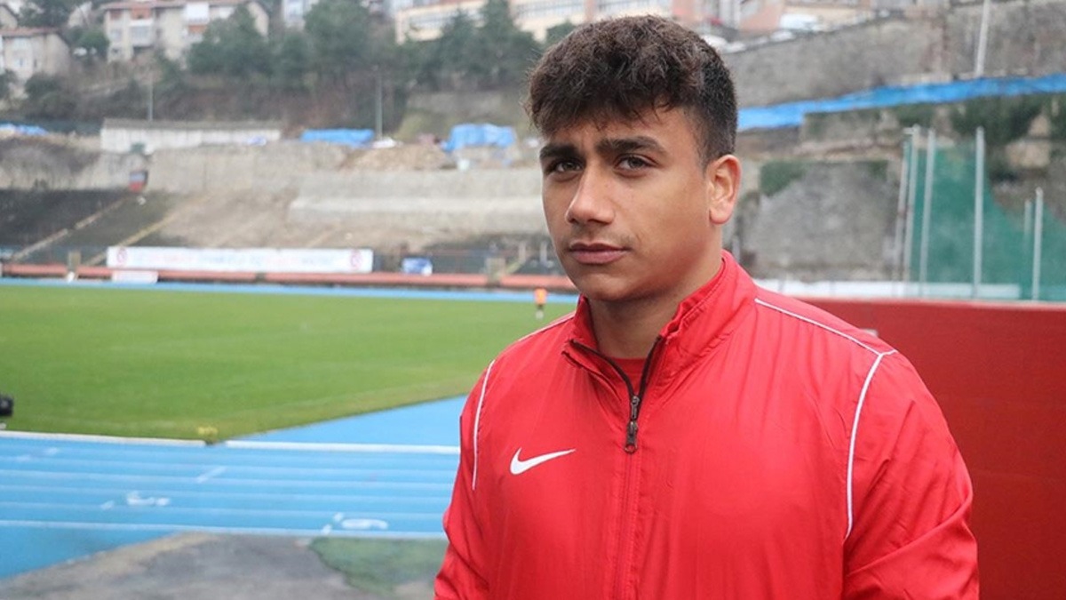 Hataysporlu futbolcu Ouzhan Matur, Berlin'de yetitii kulbe 100 top hediye etti 