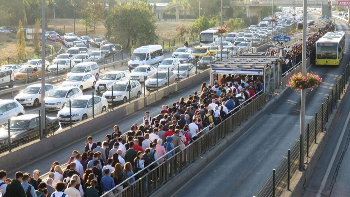 İstanbullunun çilesi bitmiyor: Yoğunluktan metrobüse binemediler