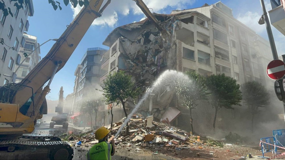 Bahelievler'de patlama yaanan bina kontroll ekilde yklyor